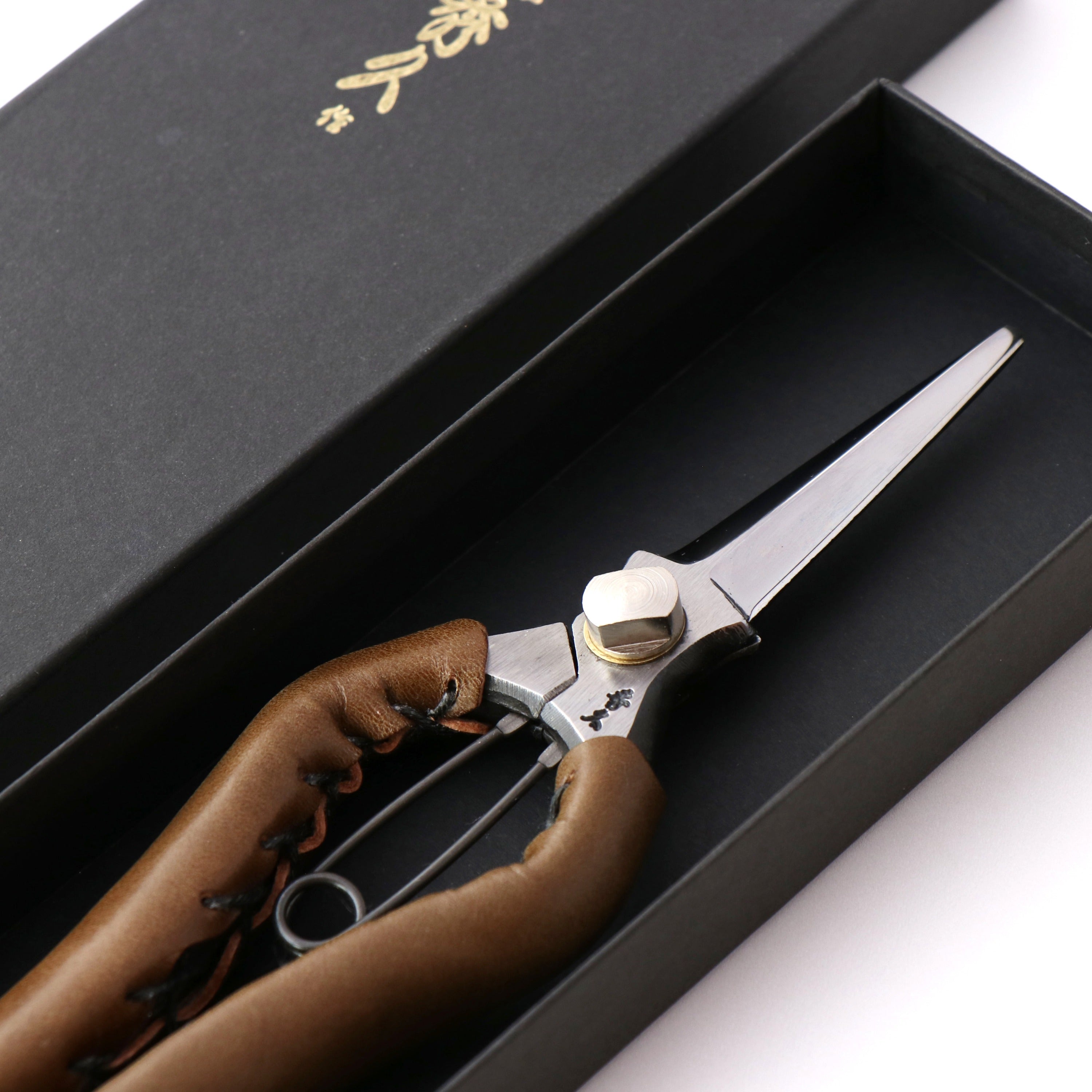 T17O Hand-Forged High-Carbon Steel Snips with Symmetrical Grip and Olive Leather Wrap