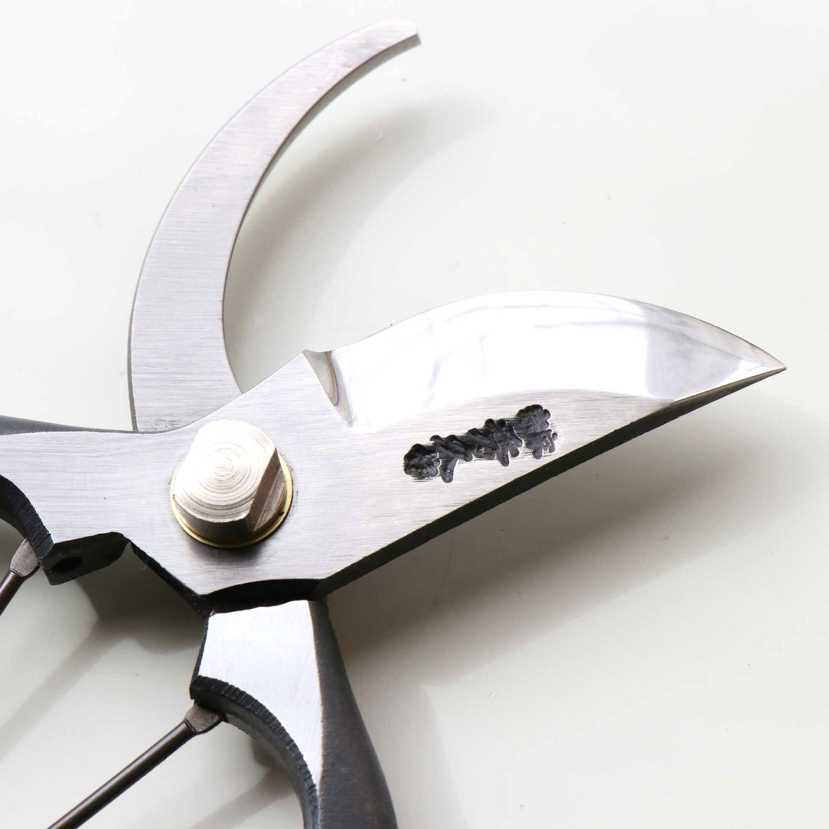 T13L Hand-Forged Left-Handed Pruning Shears/Secateurs, High-Carbon Steel, Asymmetrical Ergonomic Grip