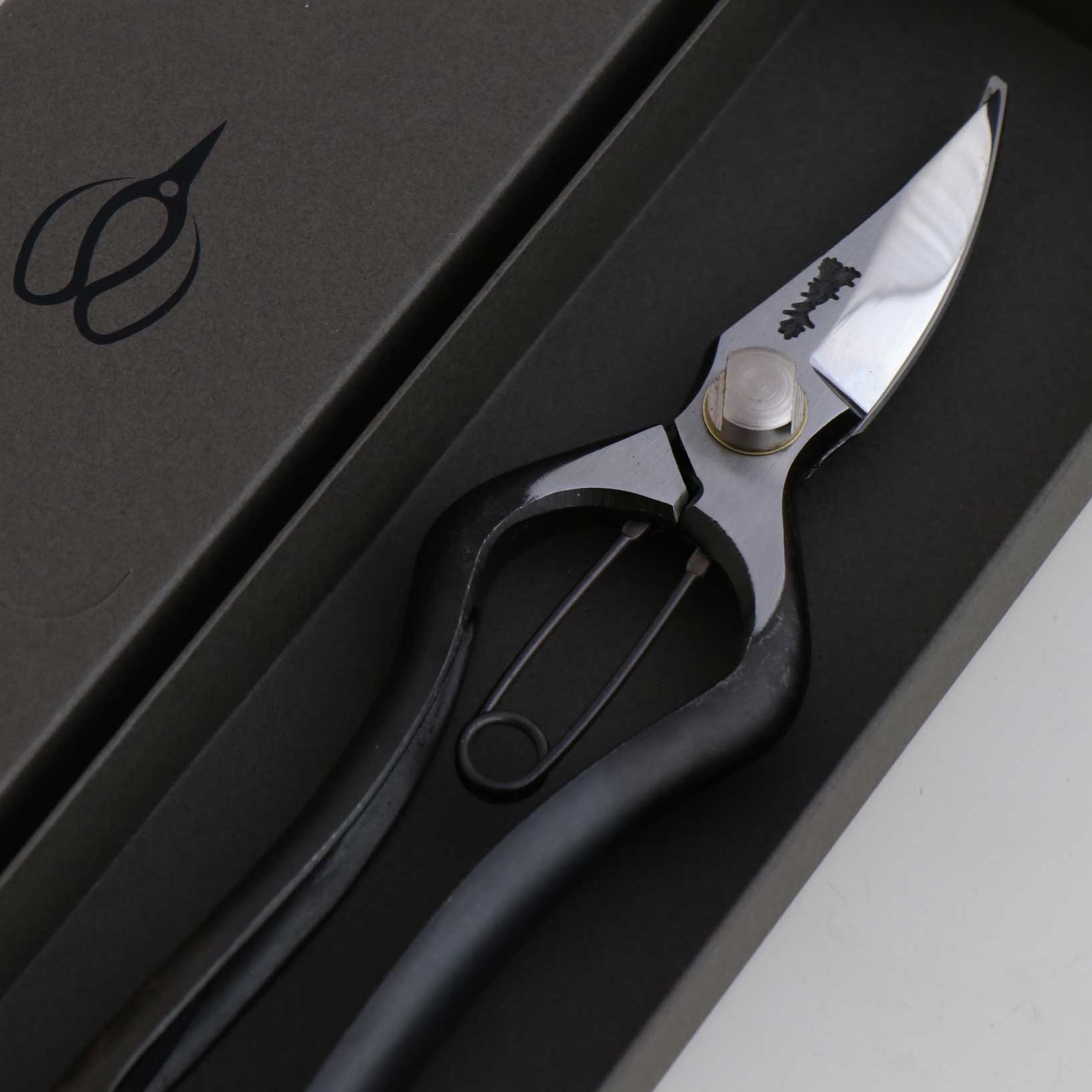 T19 Hand Forged Multi-Purpose Pruning Shears/Secateurs, Symmetrical Grip