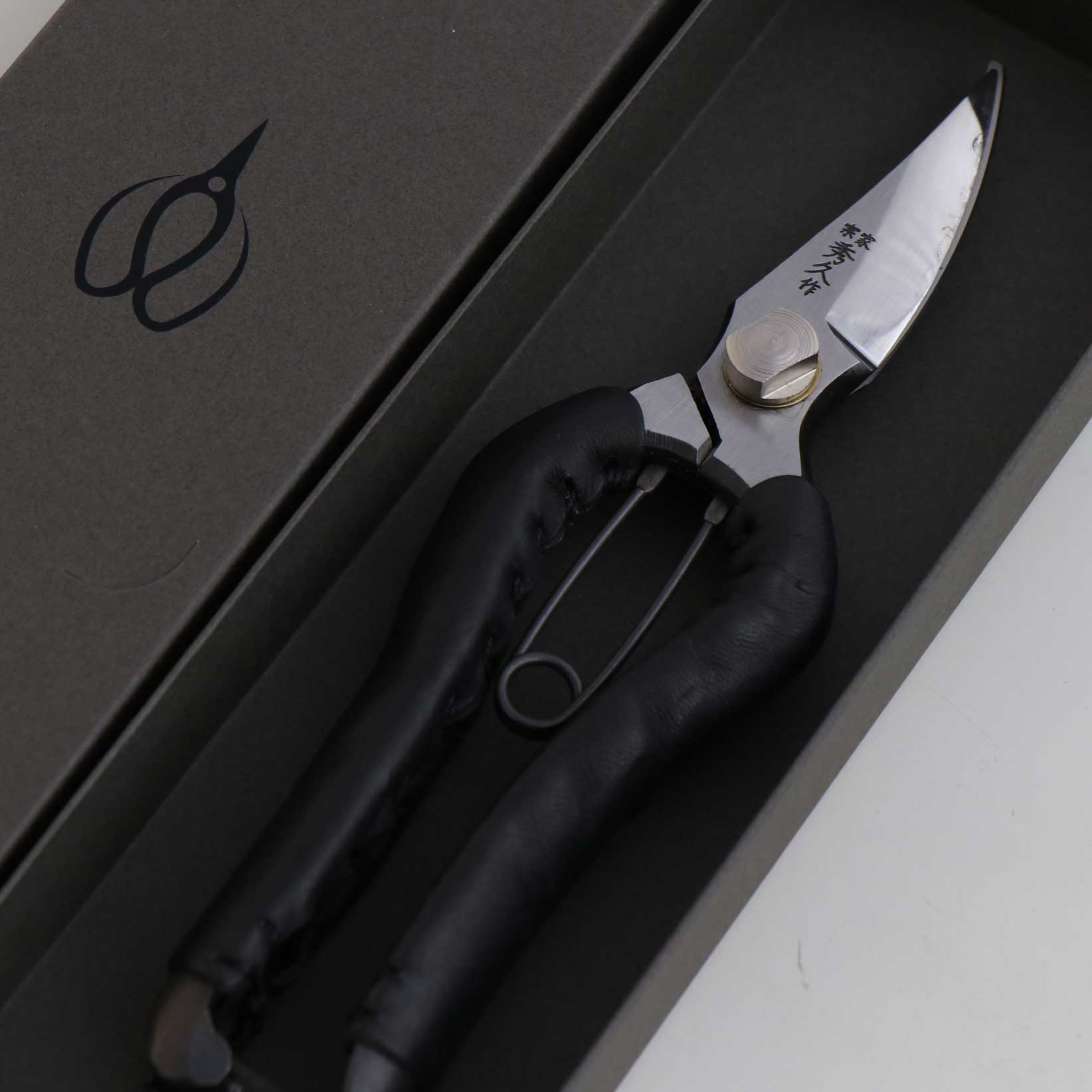 T19B Hand-Forged Multi-Purpose Pruning Shears/Secateurs with Symmetrical Grip and Black Leather Wrap