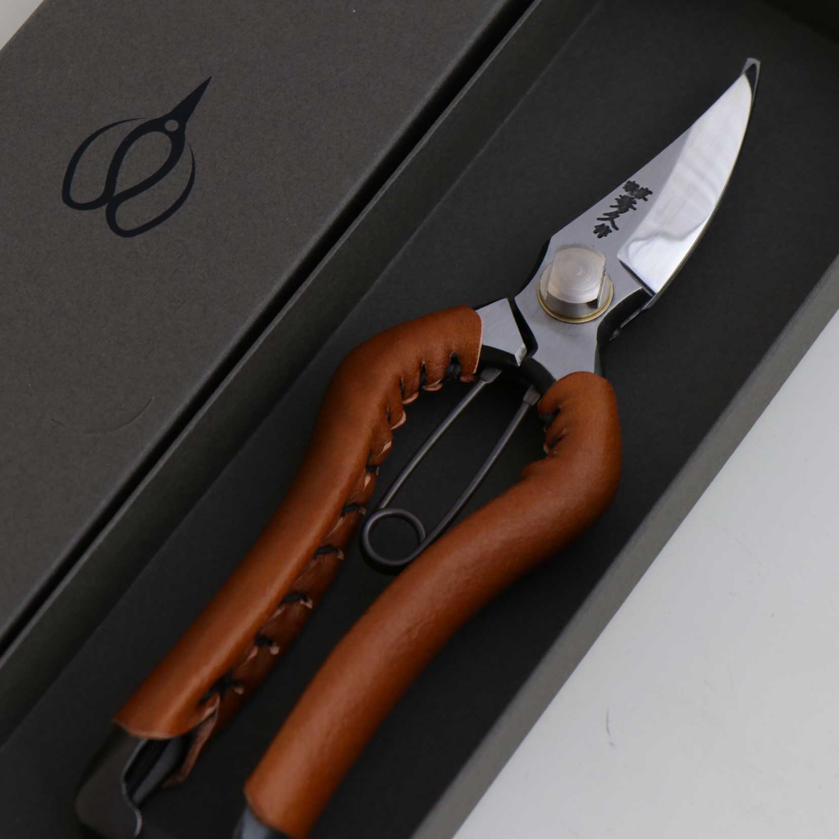 T19C Hand-Forged Multi-Purpose Pruning Shears/Secateurs with Symmetrical Grip and Camel Leather Wrap