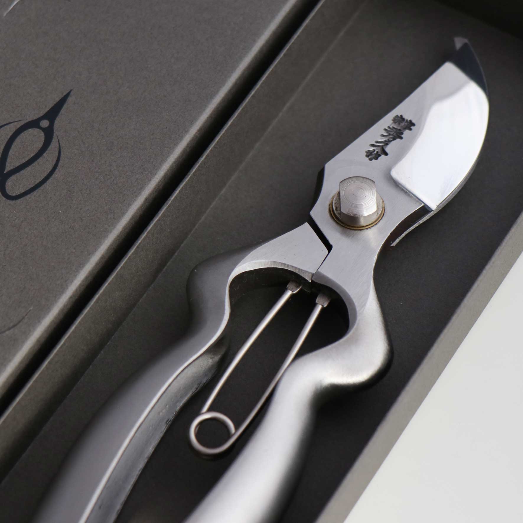 T22 Hand Forged Pruning Shears/Secateurs, Stainless Steel Symmetrical Ergonomic Grip Size:M