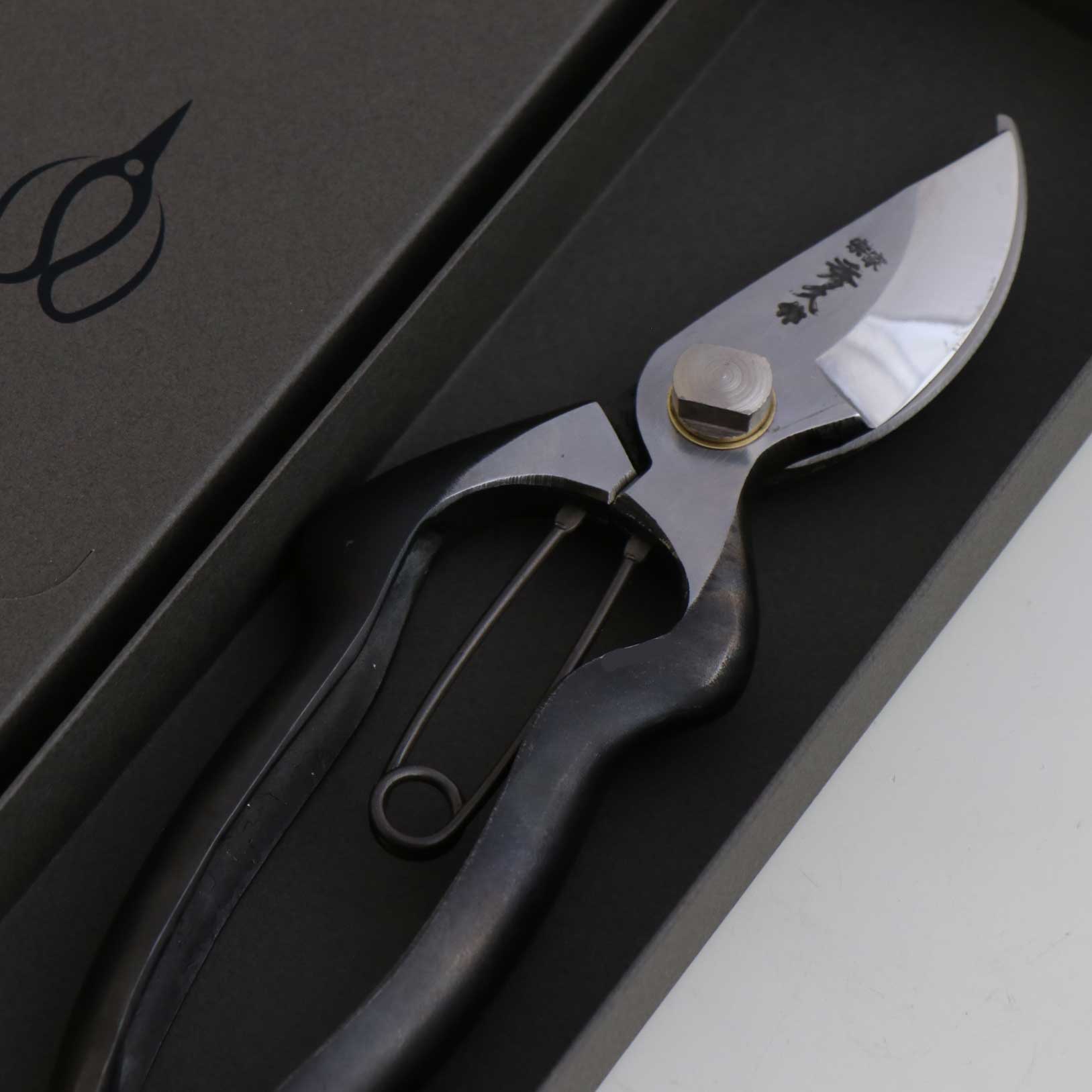 T25 Hand Forged Pruning Shears/Secateurs, High Carbon Steel Asymmetrical Ergonomic Grip Size:M