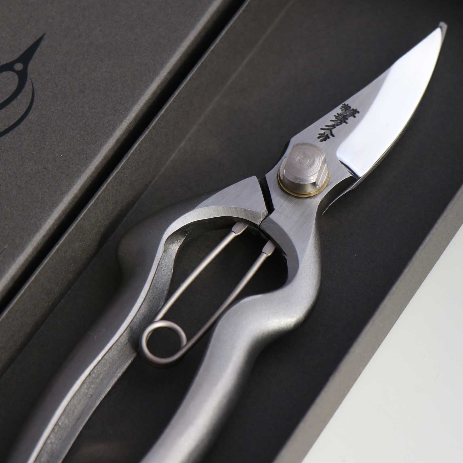 T526 Hand-Forged Stainless Steel Multi-Purpose Pruning Shears/Secateurs with Asymmetrical Ergonomic Grip