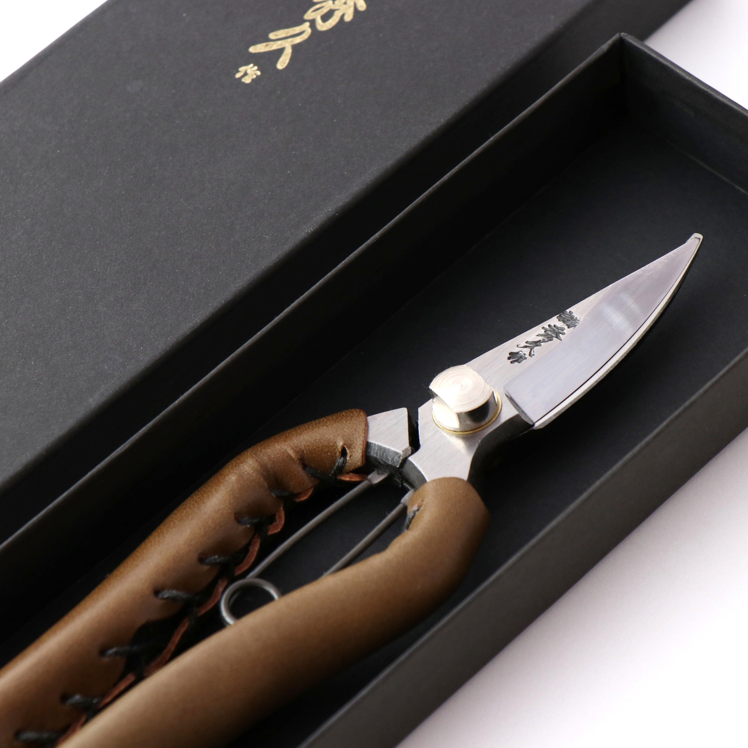 T19O Hand-Forged Multi-Purpose Pruning Shears/Secateurs with Symmetrical Grip and Olive Leather Wrap