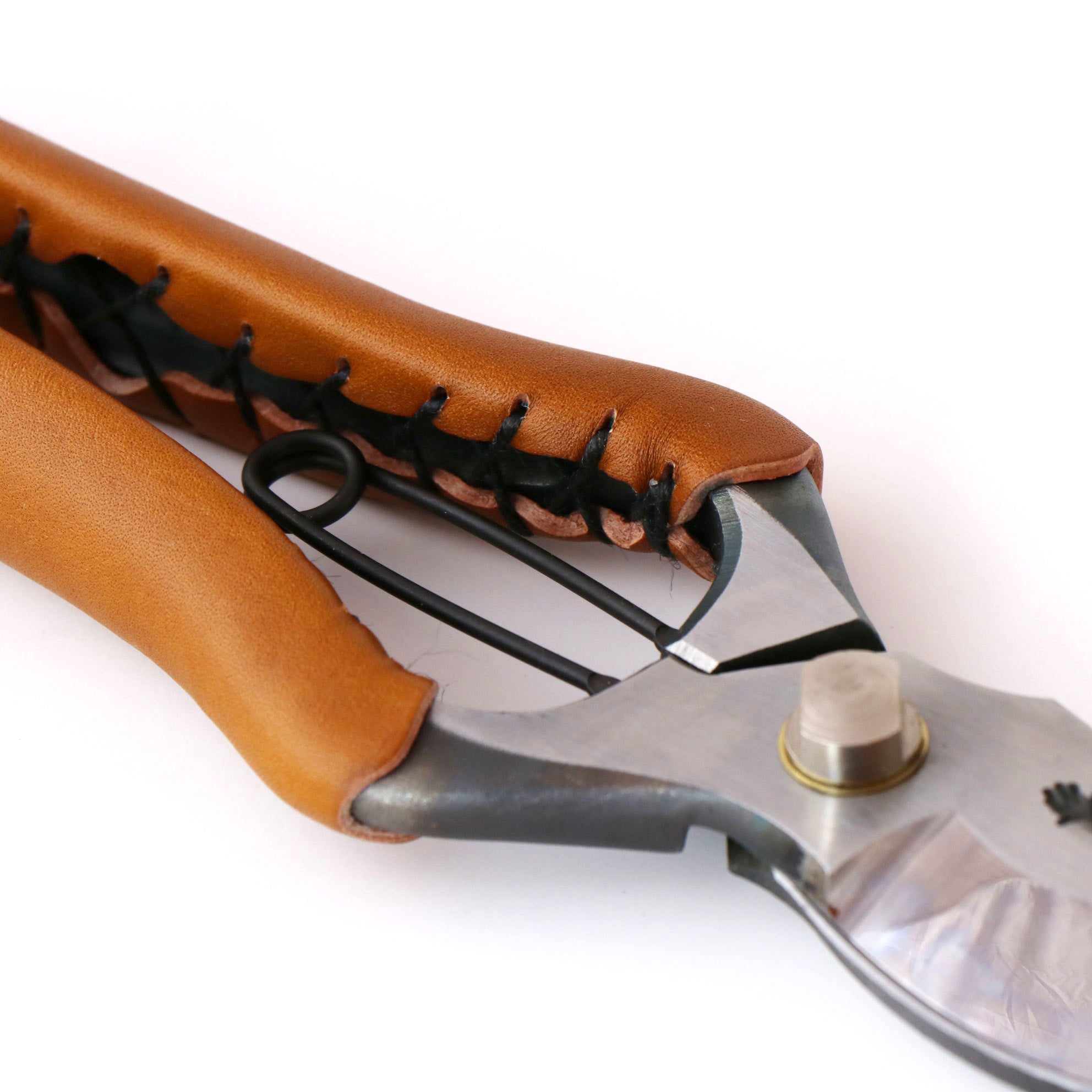 T34C Hand-Forged High-Carbon Steel Pruning Shears/Secateurs with Symmetrical Camel Leather Grip, Size L