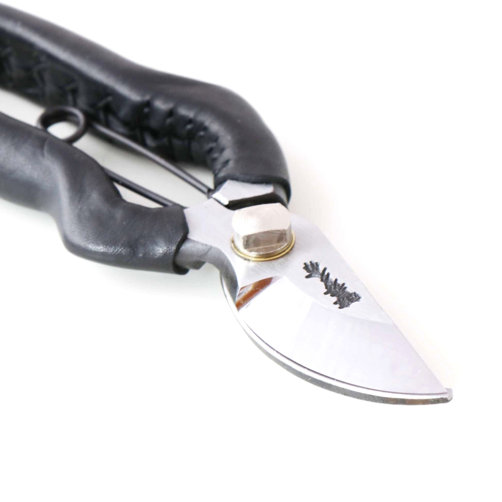 T25B Hand-Forged High-Carbon Steel Pruning Shears/Secateurs with Asymmetrical Ergonomic Grip and Black Leather Wrap, Size M