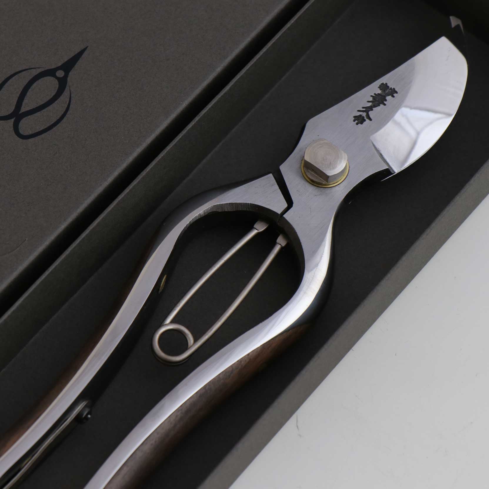 T101 Hand Forged Pruning Shears/Secateurs, High Carbon Steel Smmetrical Walnut Wood Grip