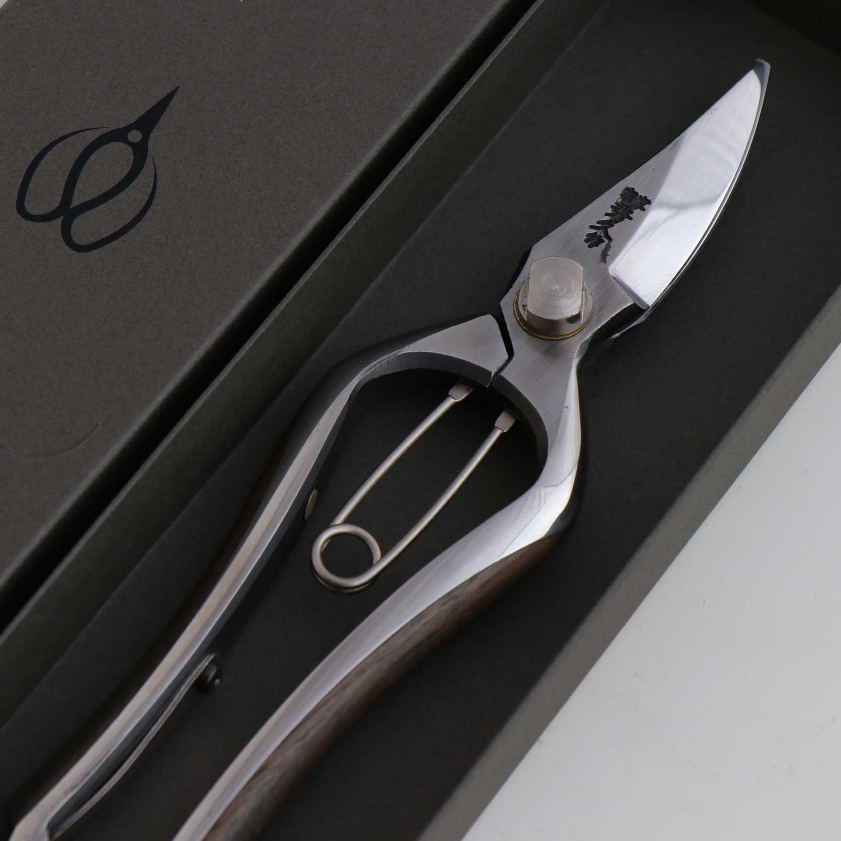 T102 Hand Forged Multi-Purpose Pruning Shears/Secateurs, High Carbon Steel Smmetrical Walnut Wood Grip
