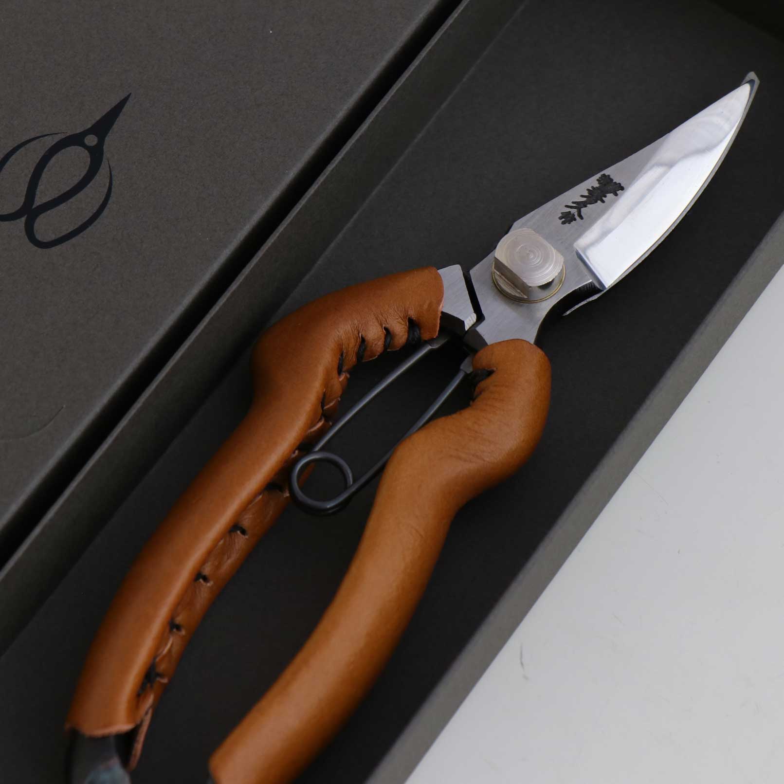 T26C Hand-Forged Multi-Purpose Pruning Shears/Secateurs with Asymmetrical Grip and Camel Leather Wrap