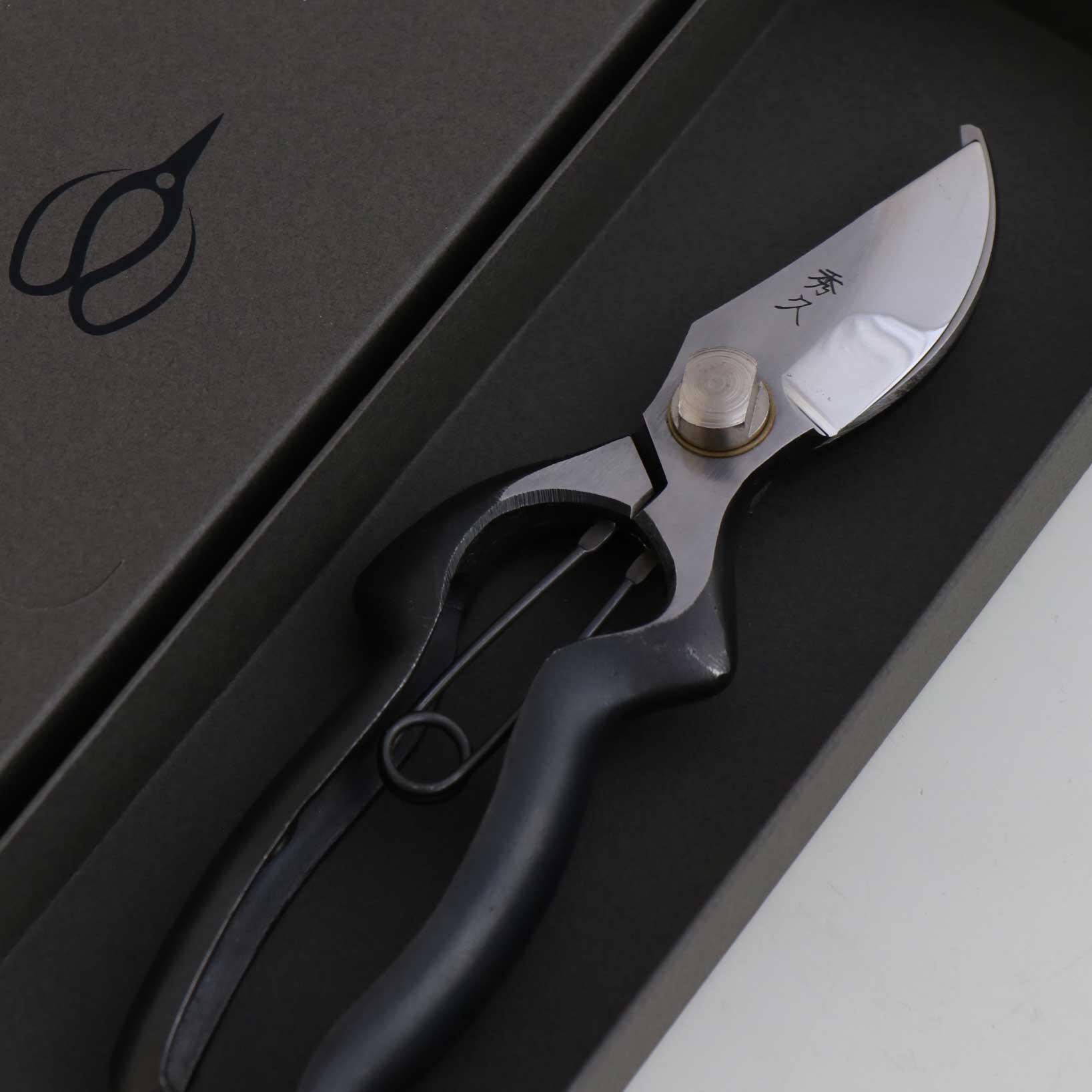 T30 Hand Forged Pruning Shears/Secateurs , High Carbon Steel Asymmetrical Ergonomic Grip Size:S