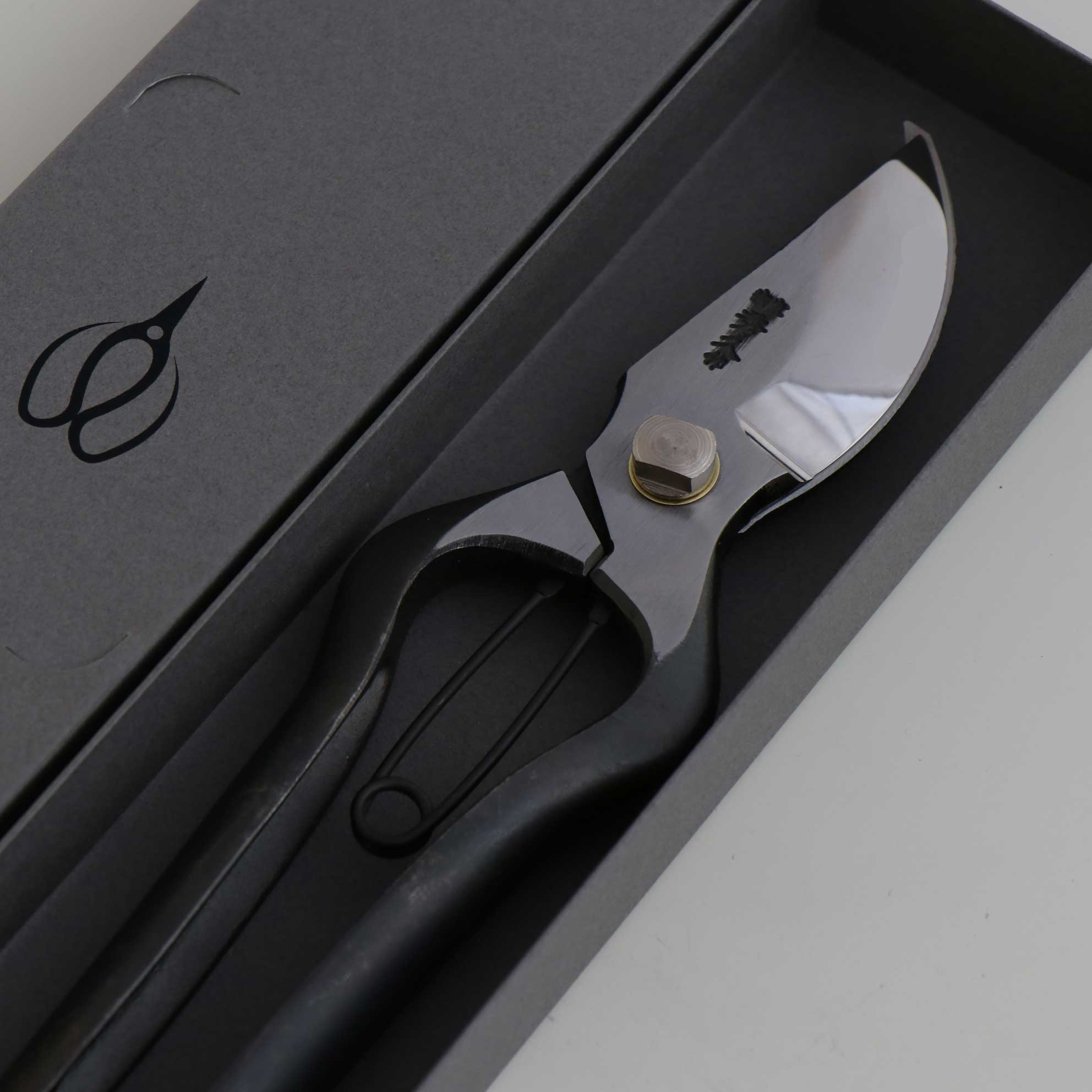 T34 Hand-Forged High-Carbon Steel Pruning Shears/Secateurs with Symmetrical Ergonomic Grip, Size L