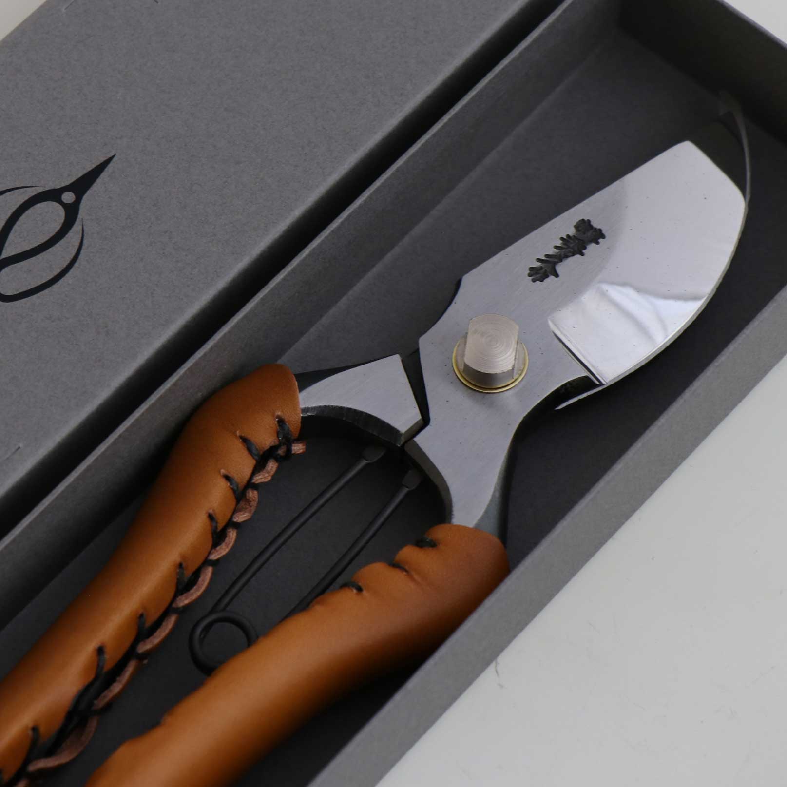 T34C Hand-Forged High-Carbon Steel Pruning Shears/Secateurs with Symmetrical Camel Leather Grip, Size L